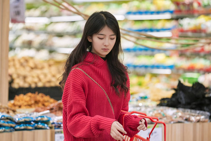 逛超市购物的亚洲美女图片