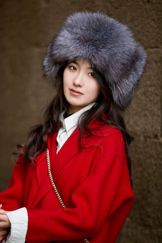 春节在老城古巷穿着喜庆服饰的美丽少女图片