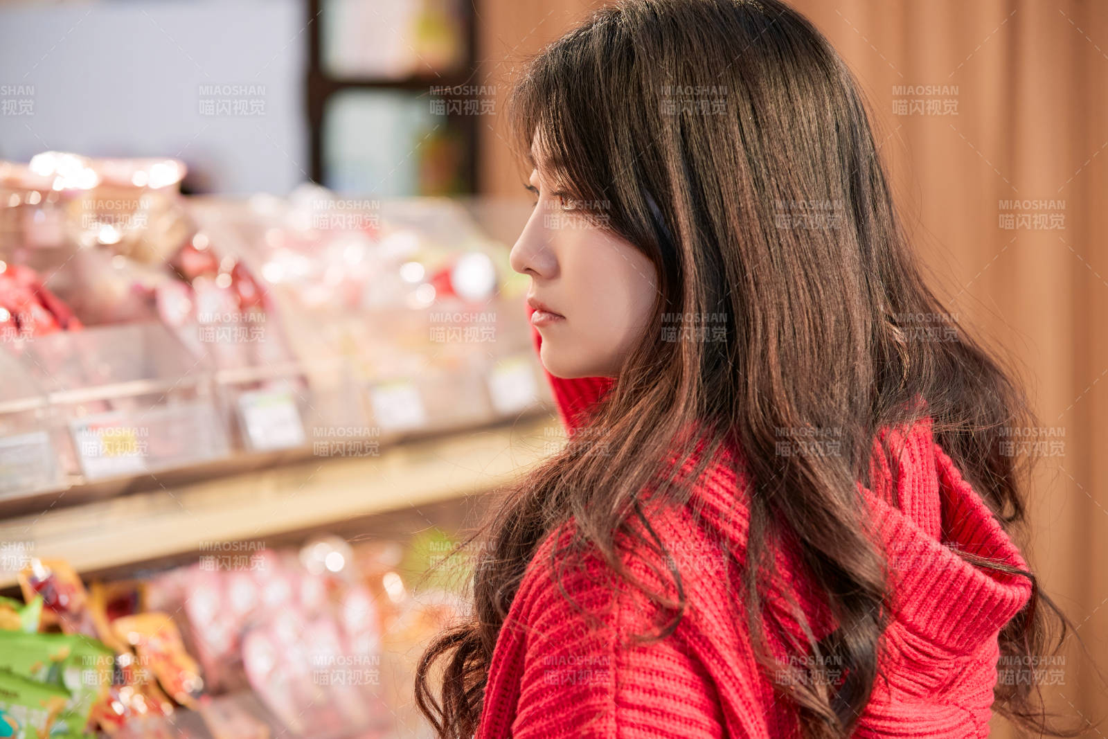 逛超市购物的亚洲美女图片