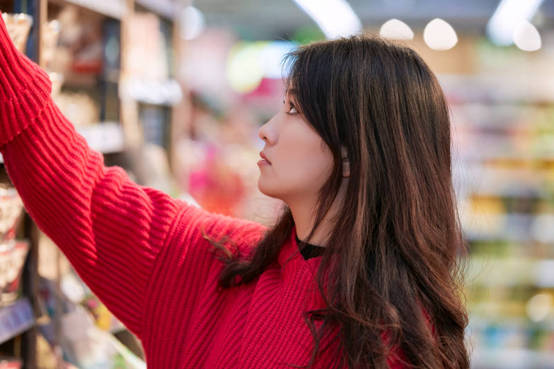 逛超市购物的亚洲美女图片