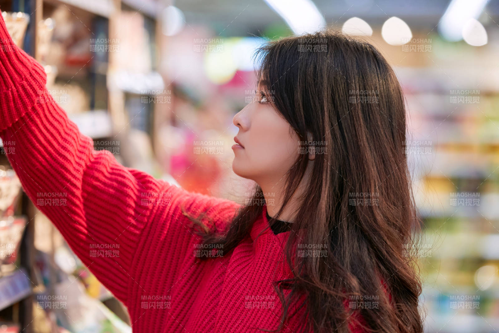 逛超市购物的亚洲美女图片