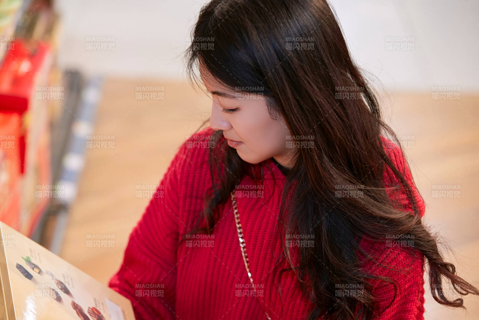 逛超市购物的亚洲美女图片