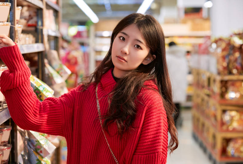 逛超市购物的亚洲美女图片