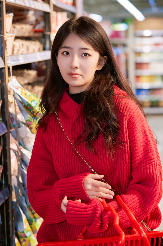 逛超市购物的亚洲美女图片