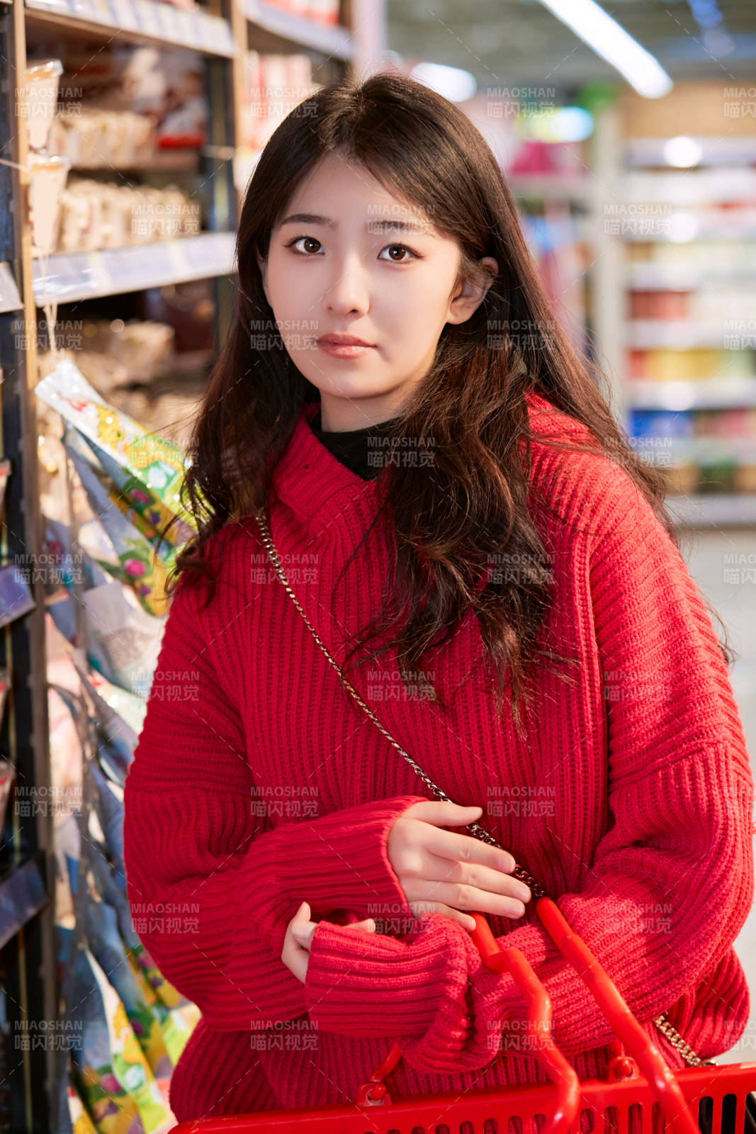 逛超市购物的亚洲美女图片