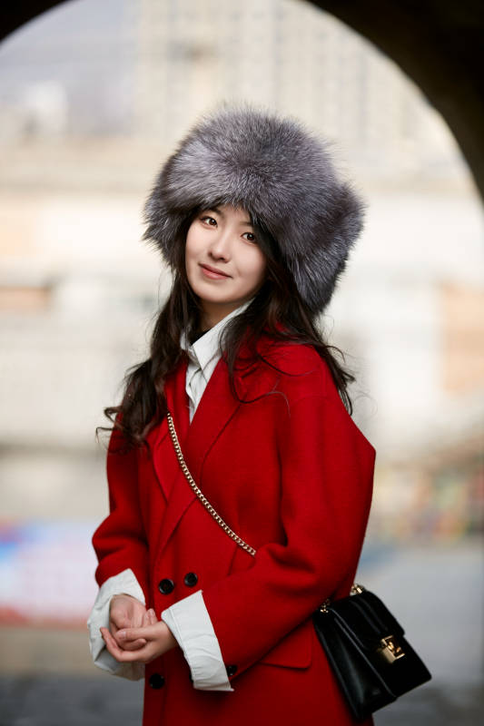 春节在老城古巷穿着喜庆服饰的美丽少女图片