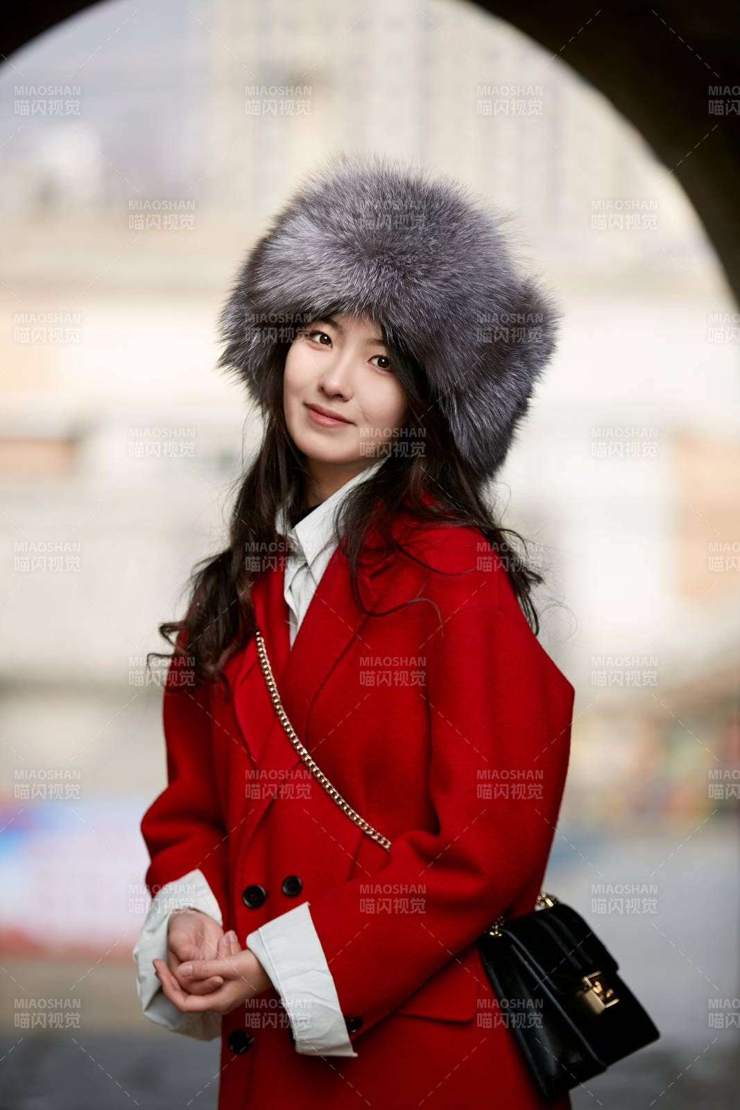 春节在老城古巷穿着喜庆服饰的美丽少女图片