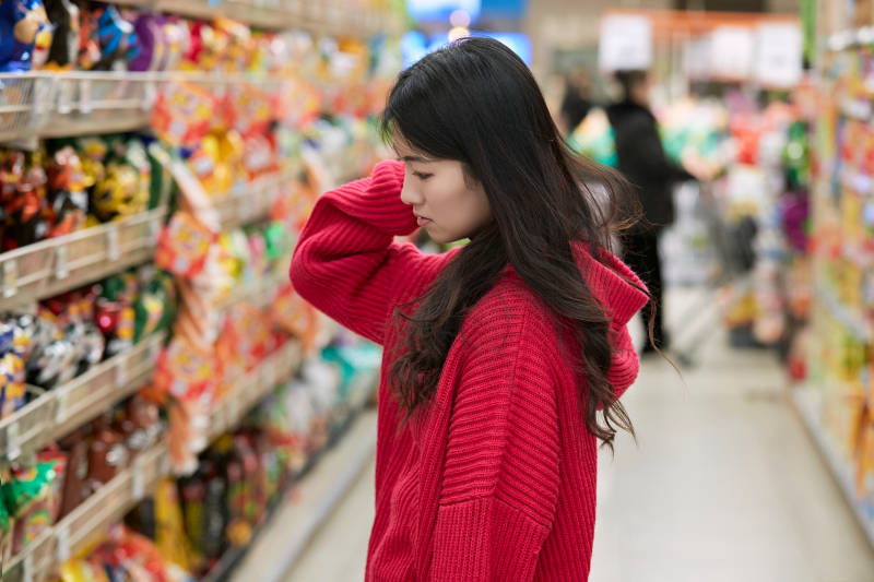 逛超市购物的亚洲美女图片