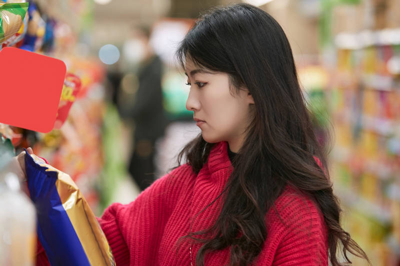 逛超市购物的亚洲美女图片