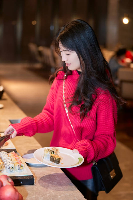 在酒店自助餐厅大吃特吃的可爱少女图片