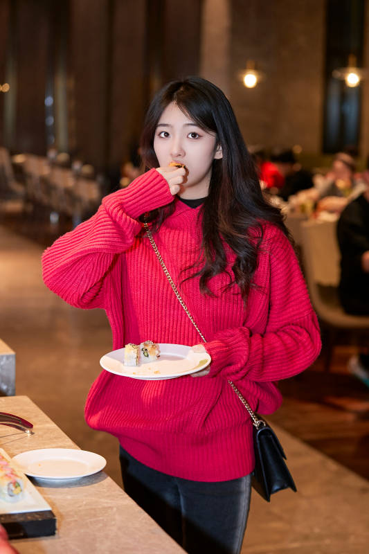 在酒店自助餐厅大吃特吃的可爱少女图片