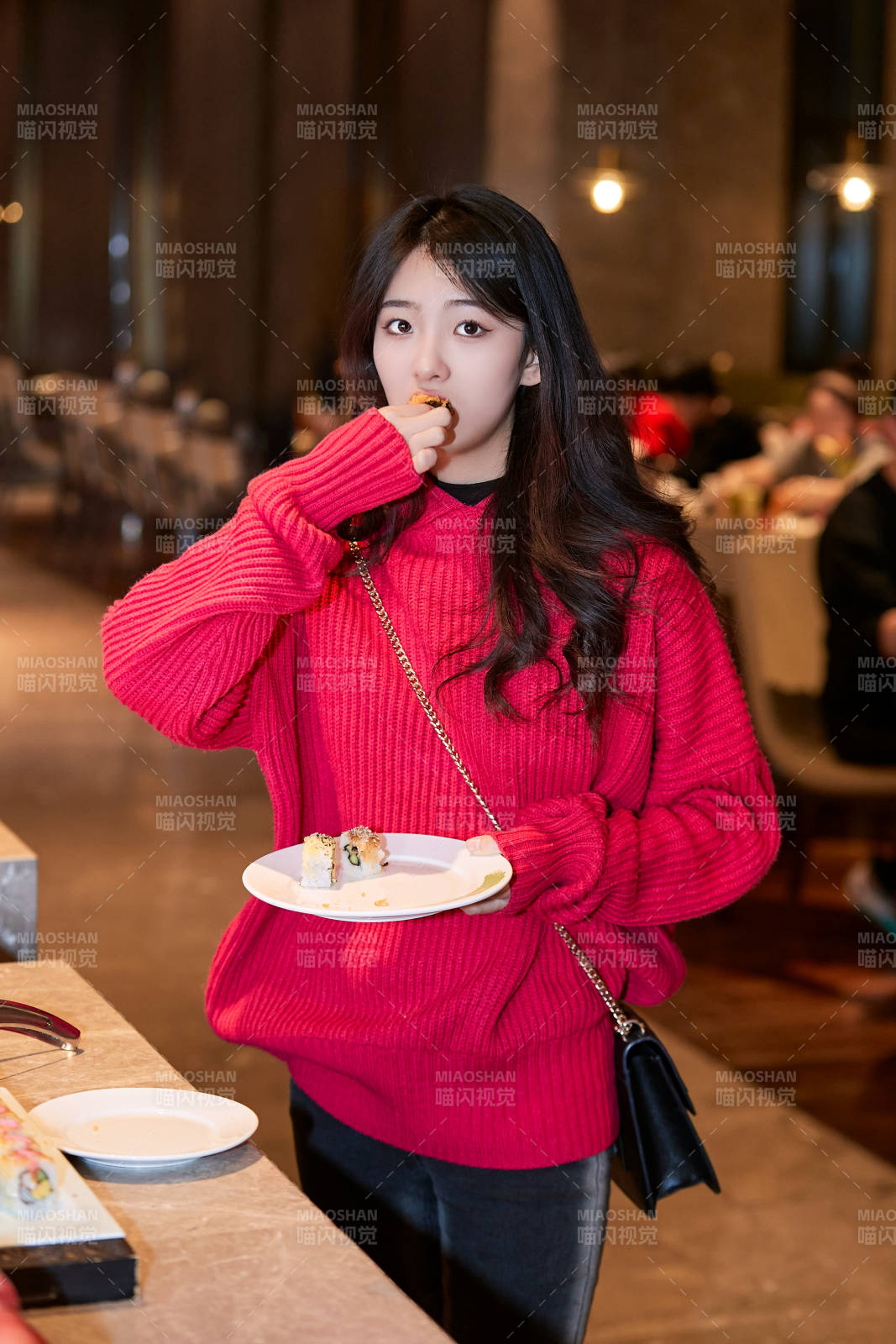 在酒店自助餐厅大吃特吃的可爱少女图片