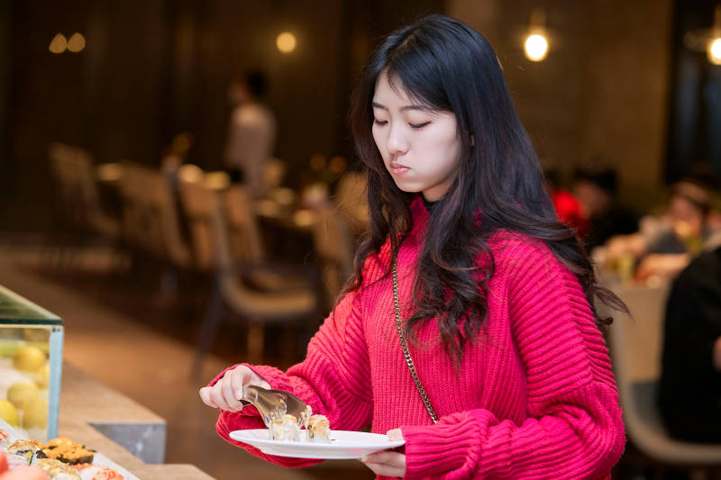 在酒店自助餐厅大吃特吃的可爱少女图片