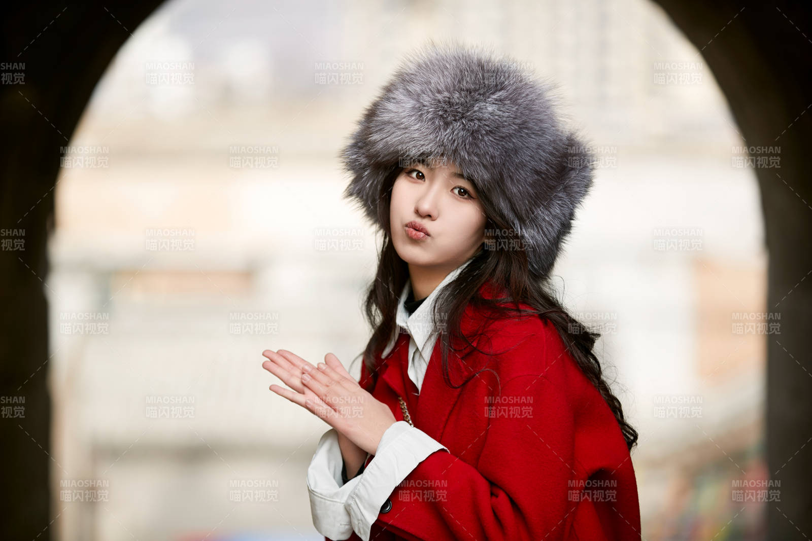 春节在老城古巷穿着喜庆服饰的美丽少女图片