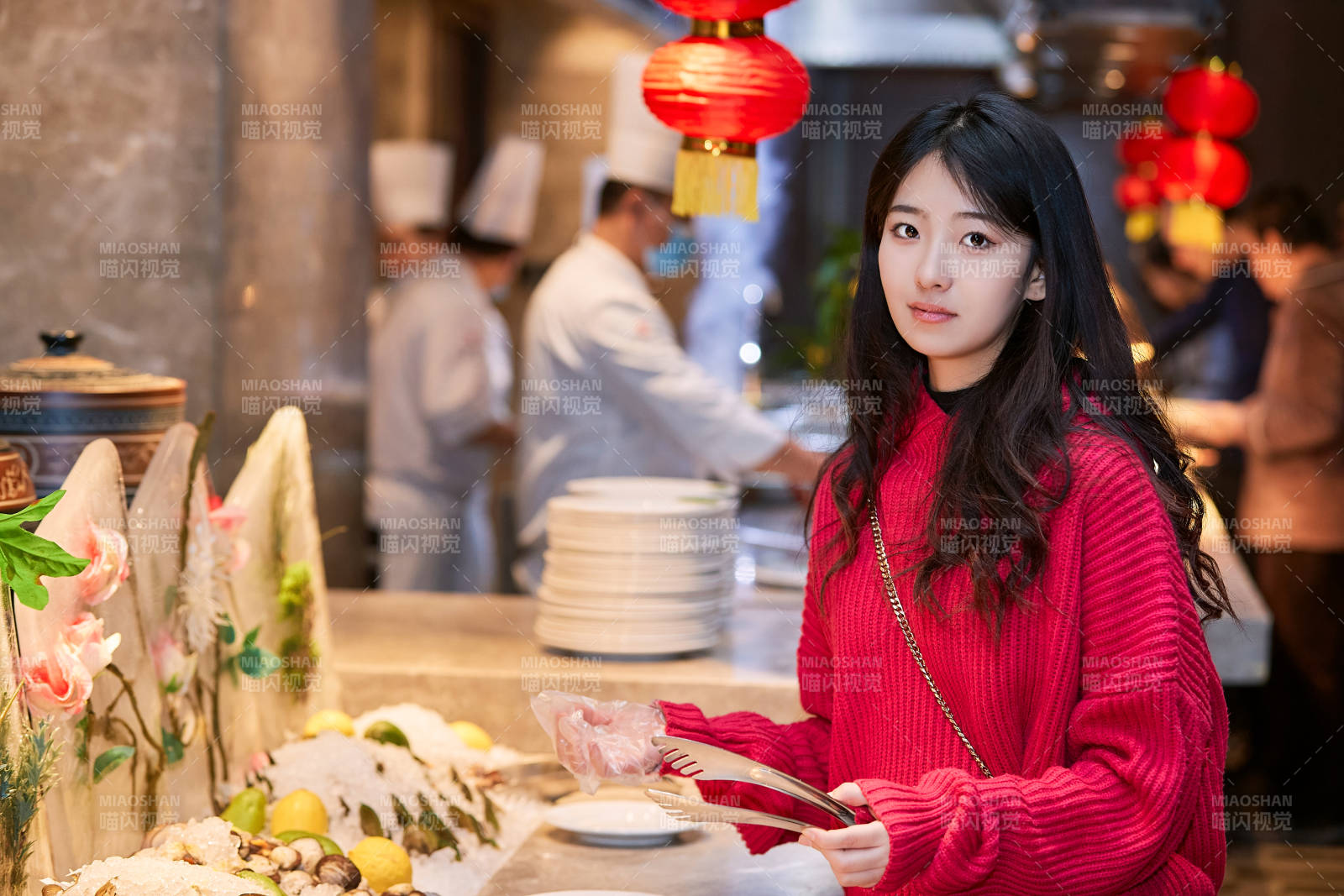 在酒店自助餐厅大吃特吃的可爱少女图片