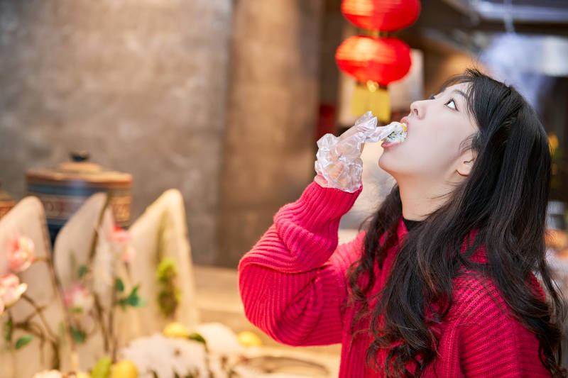 在酒店自助餐厅大吃特吃的可爱少女图片