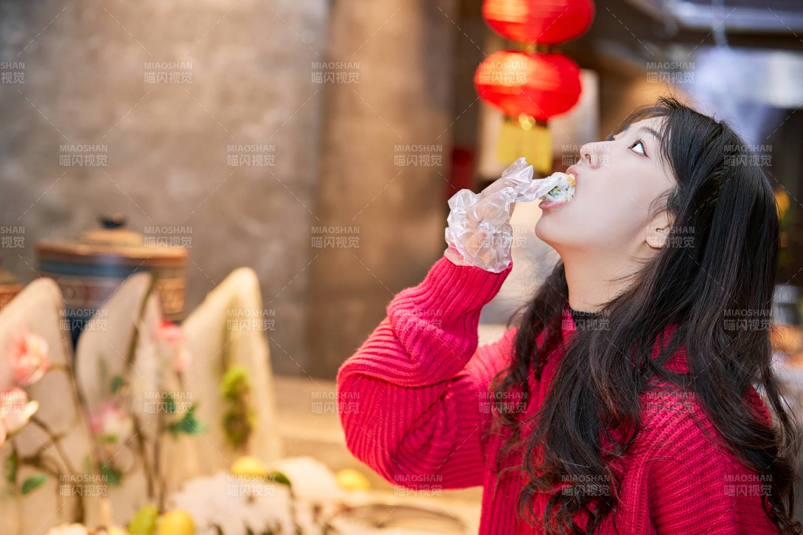 在酒店自助餐厅大吃特吃的可爱少女图片