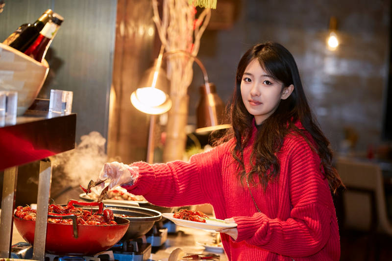 在酒店自助餐厅大吃特吃的可爱少女图片