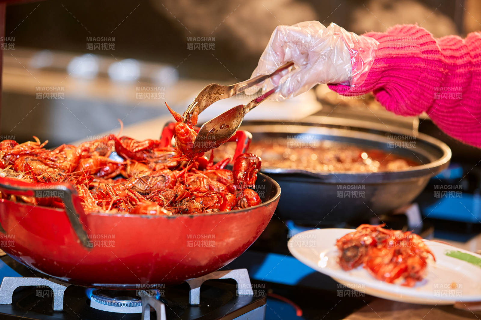 在酒店自助餐厅大吃特吃的可爱少女图片