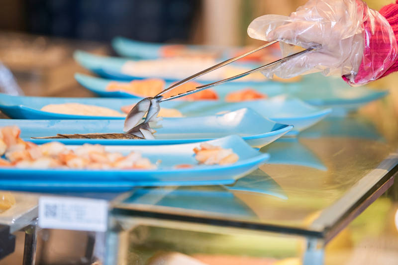 在酒店自助餐厅大吃特吃的可爱少女图片