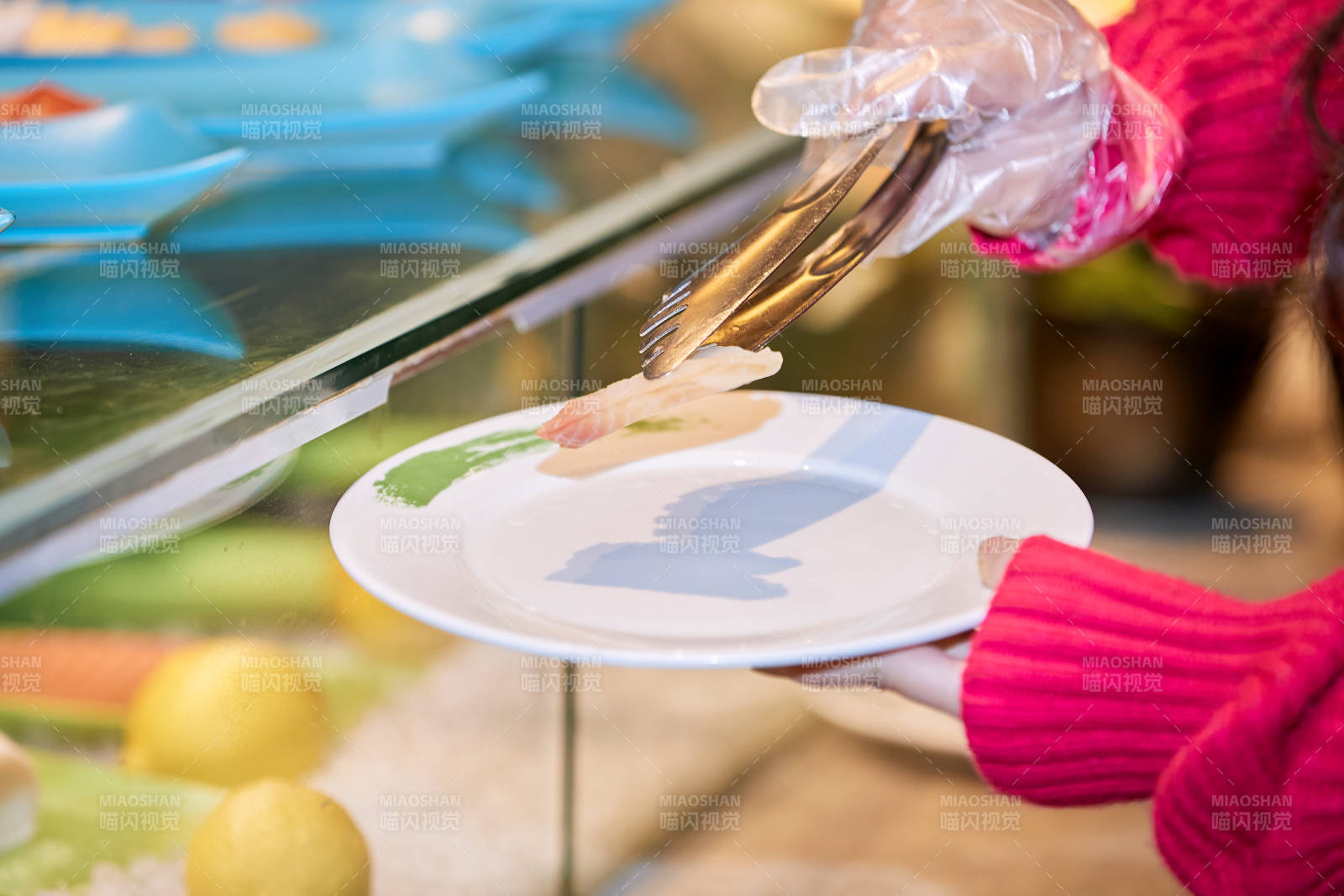 在酒店自助餐厅大吃特吃的可爱少女图片