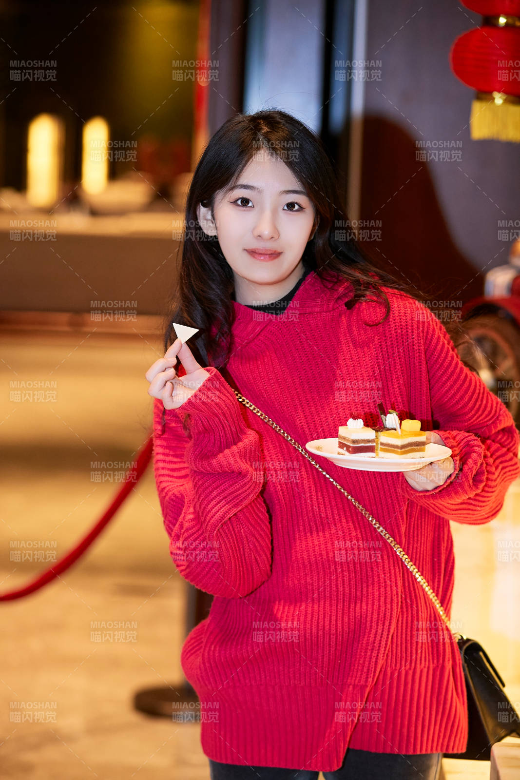 在酒店自助餐厅大吃特吃的可爱少女图片