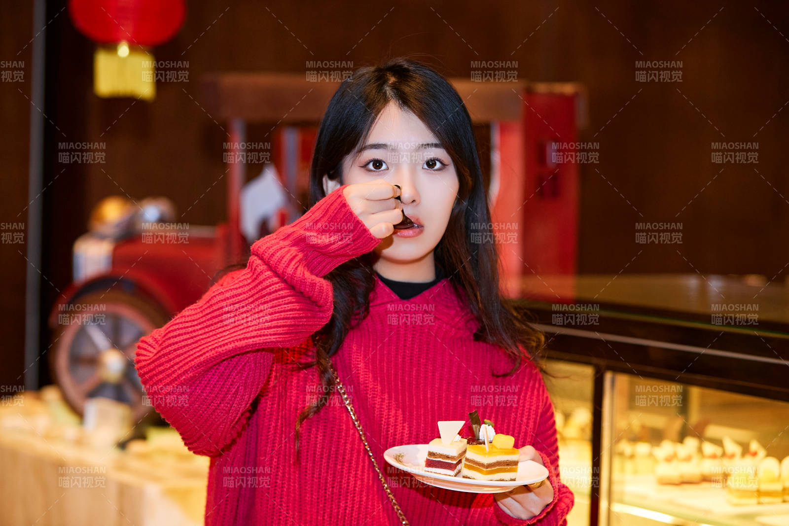 在酒店自助餐厅大吃特吃的可爱少女图片