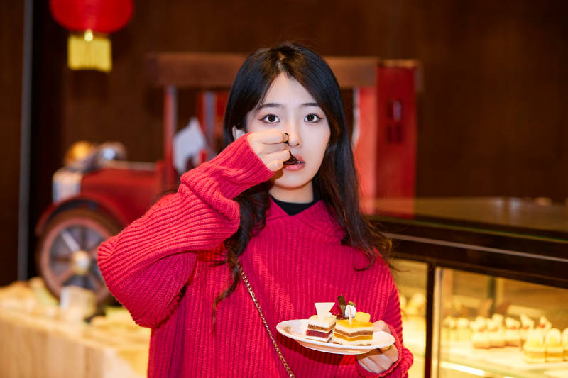 在酒店自助餐厅大吃特吃的可爱少女图片