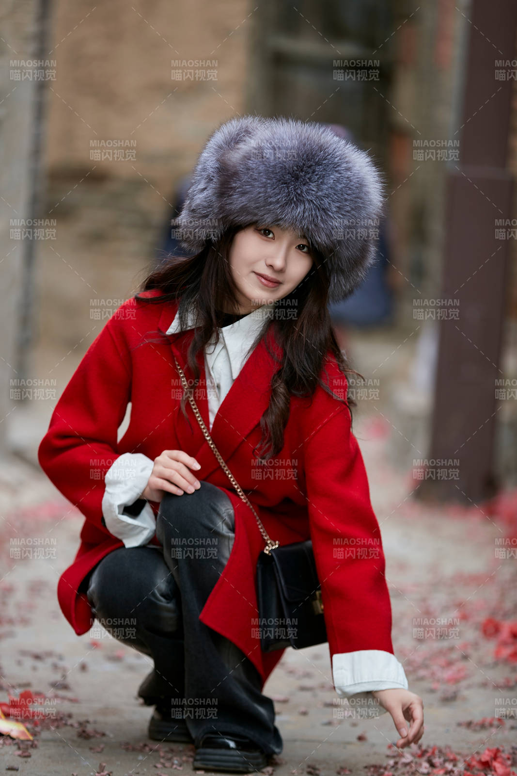 春节在老城古巷穿着喜庆服饰的美丽少女图片