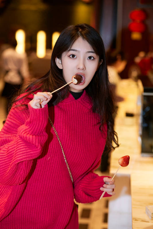 在酒店自助餐厅大吃特吃的可爱少女图片