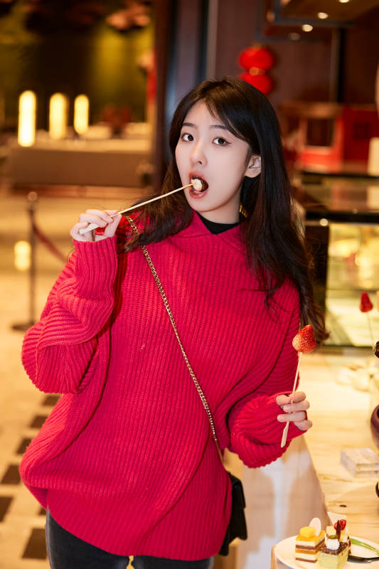 在酒店自助餐厅大吃特吃的可爱少女图片