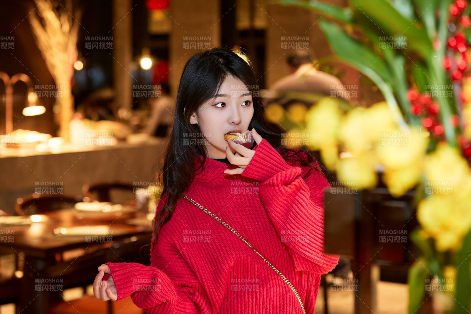 在酒店自助餐厅大吃特吃的可爱少女图片