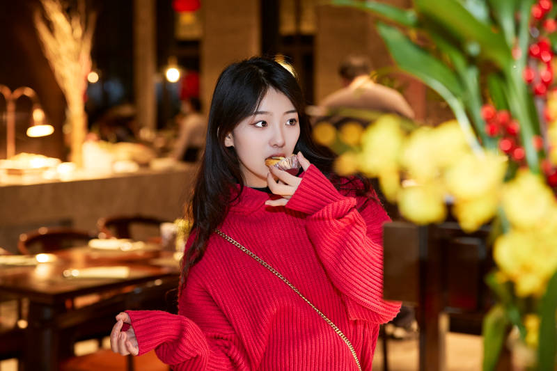 在酒店自助餐厅大吃特吃的可爱少女图片