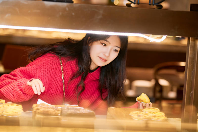 在酒店自助餐厅大吃特吃的可爱少女图片