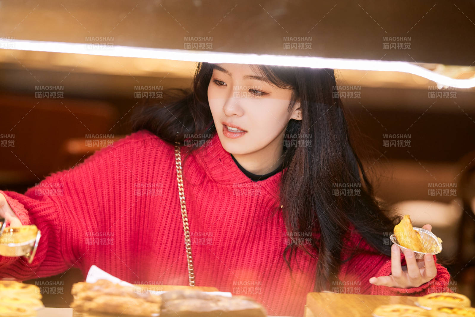 在酒店自助餐厅大吃特吃的可爱少女图片