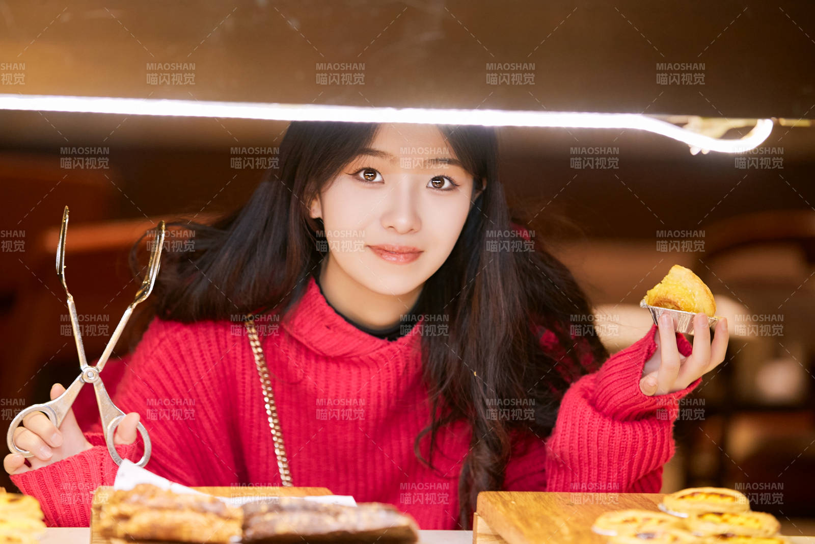 在酒店自助餐厅大吃特吃的可爱少女图片