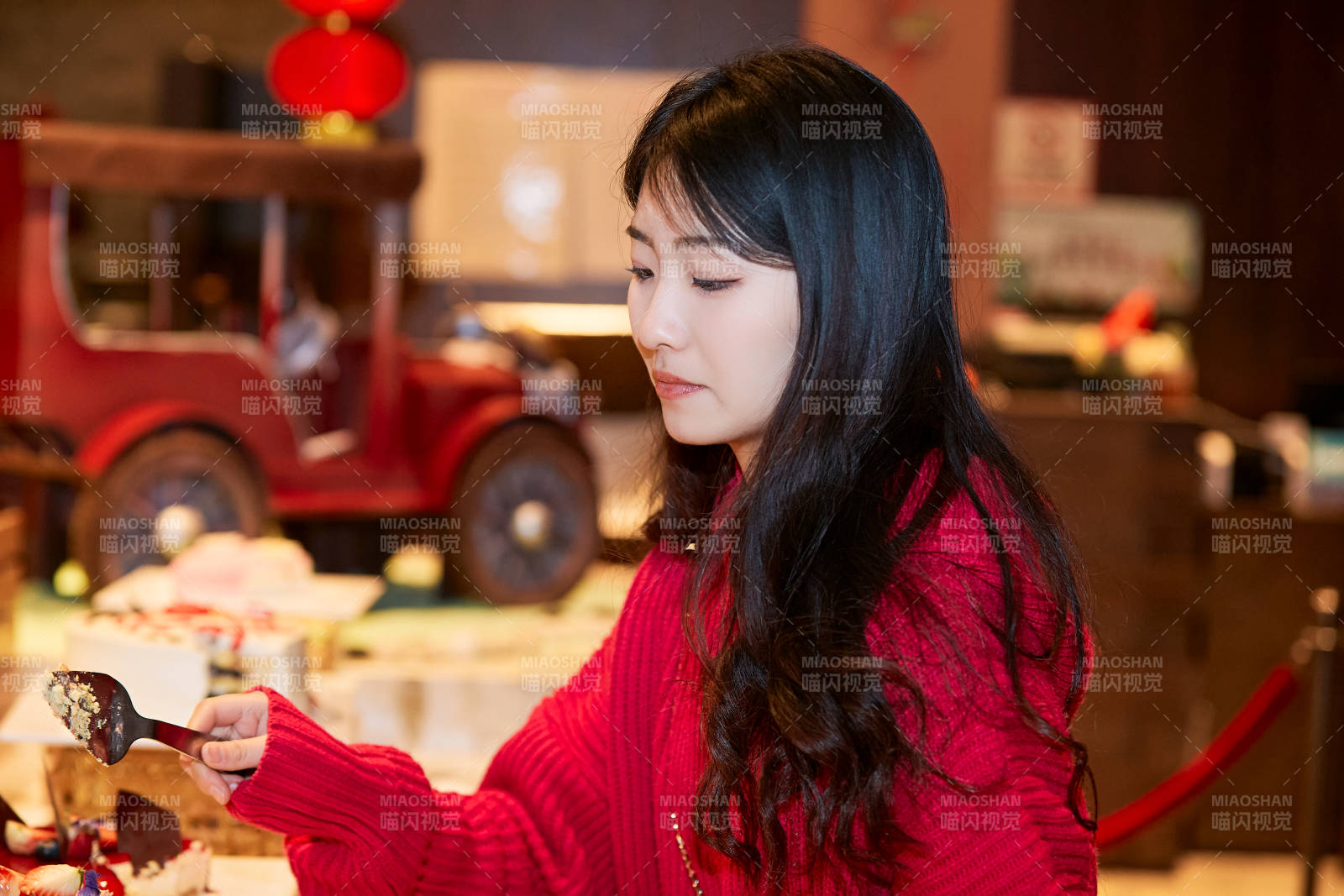 在酒店自助餐厅大吃特吃的可爱少女图片