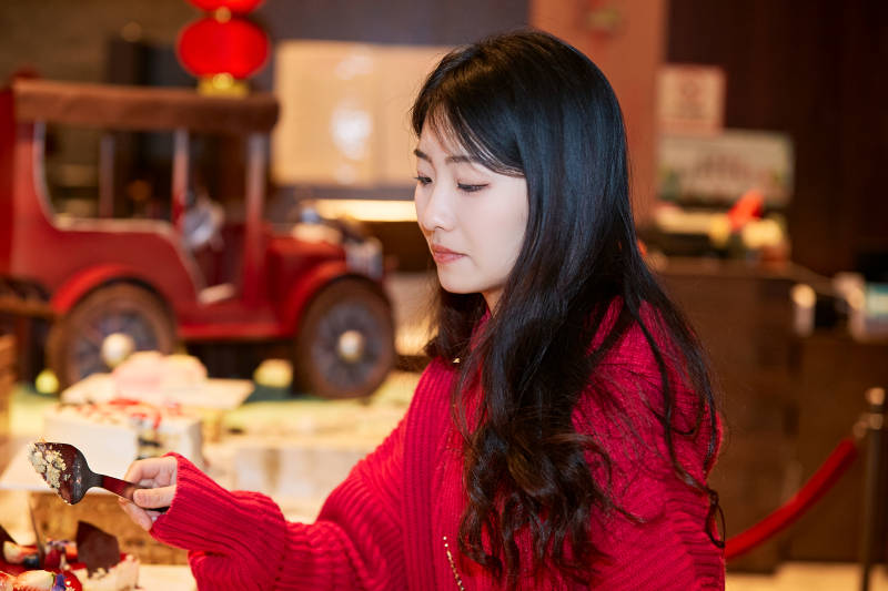 在酒店自助餐厅大吃特吃的可爱少女图片