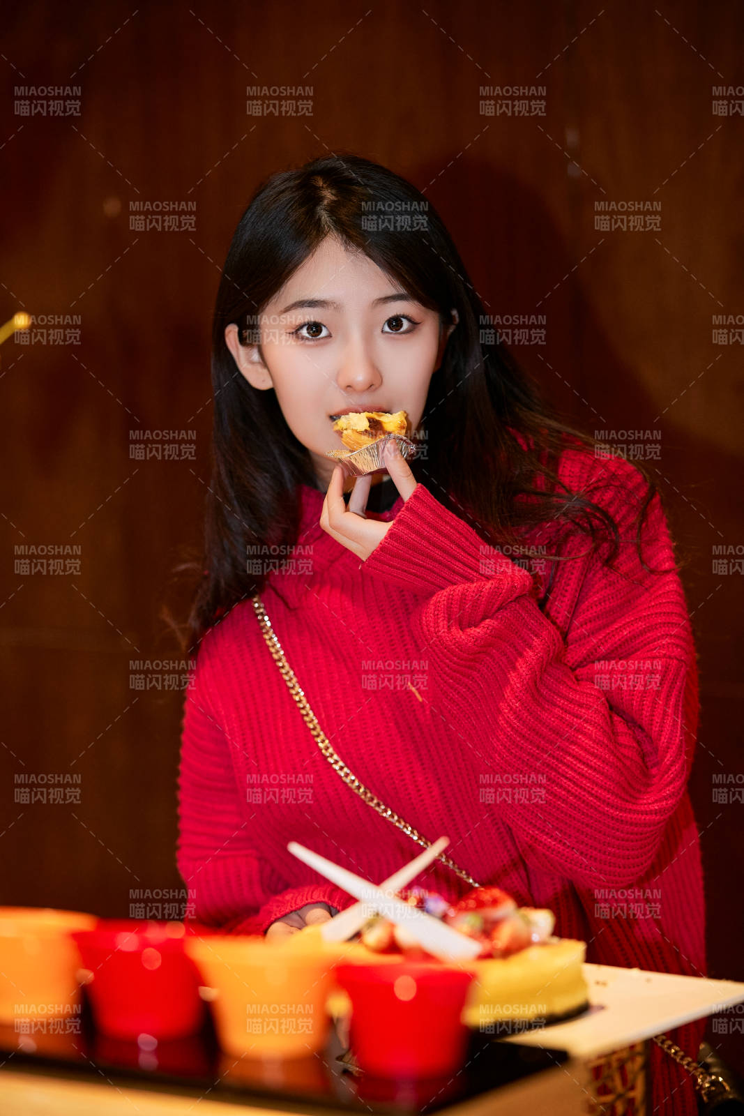 在酒店自助餐厅大吃特吃的可爱少女图片