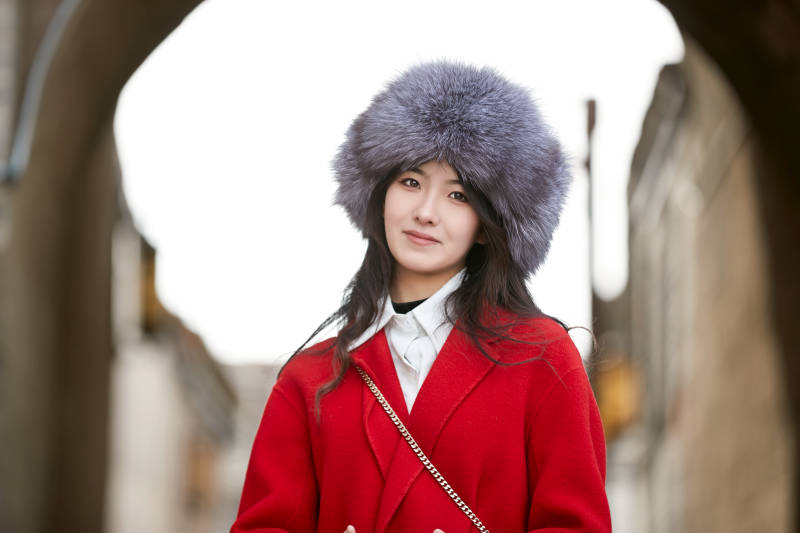 春节在老城古巷穿着喜庆服饰的美丽少女图片