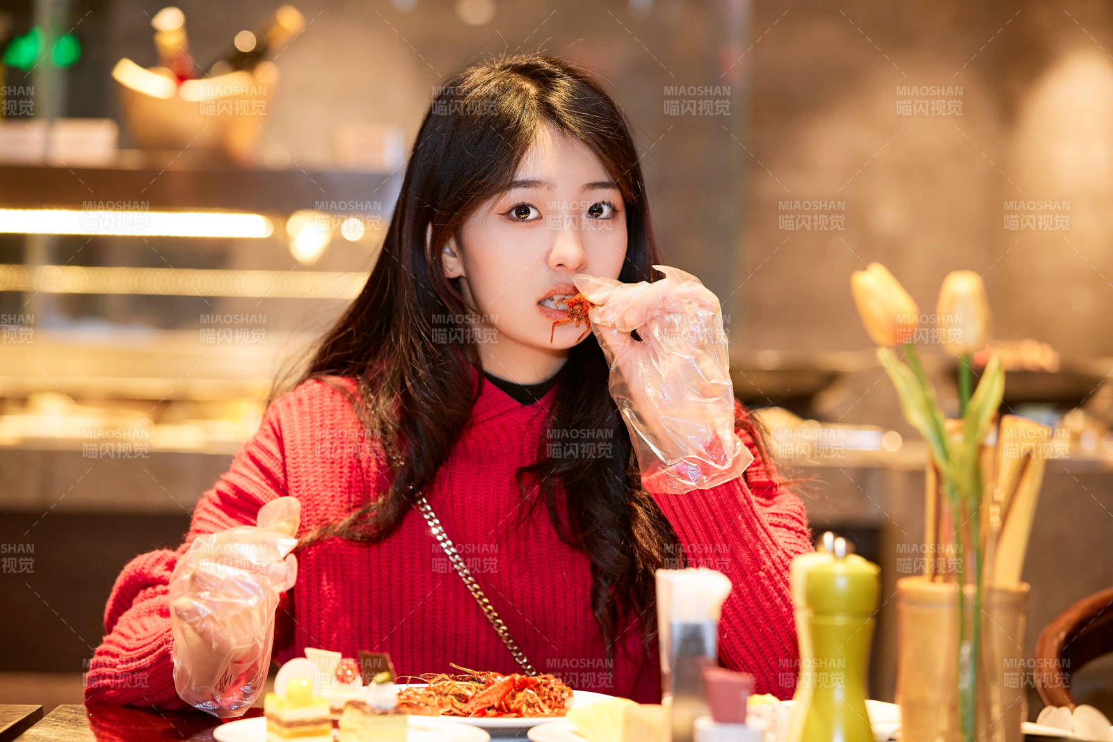 在酒店自助餐厅大吃特吃的可爱少女图片