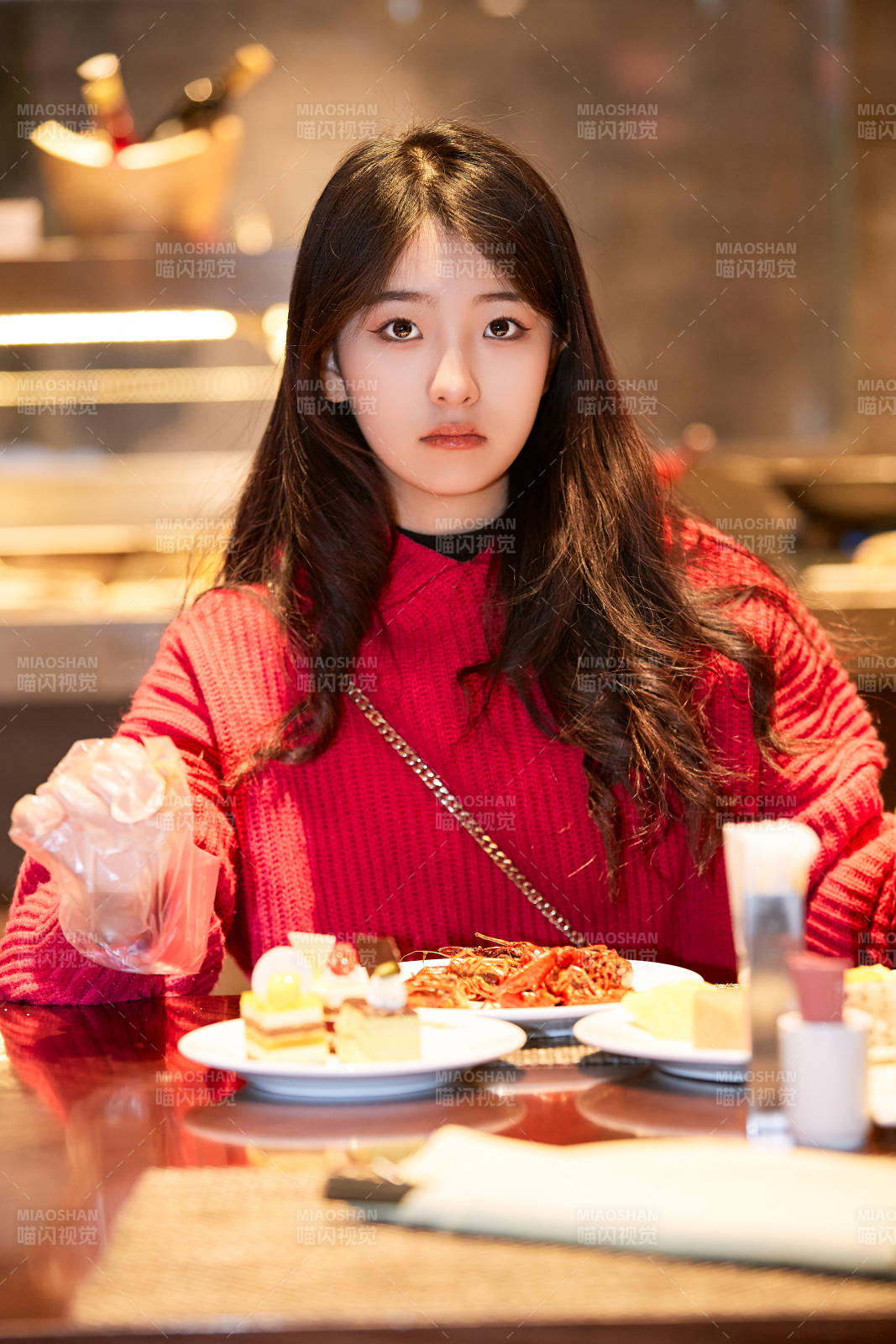 在酒店自助餐厅大吃特吃的可爱少女图片