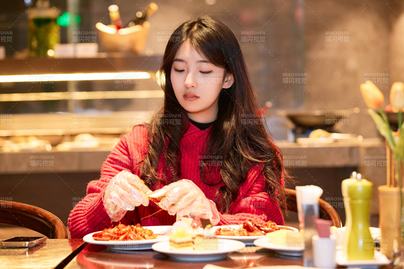 在酒店自助餐厅大吃特吃的可爱少女图片