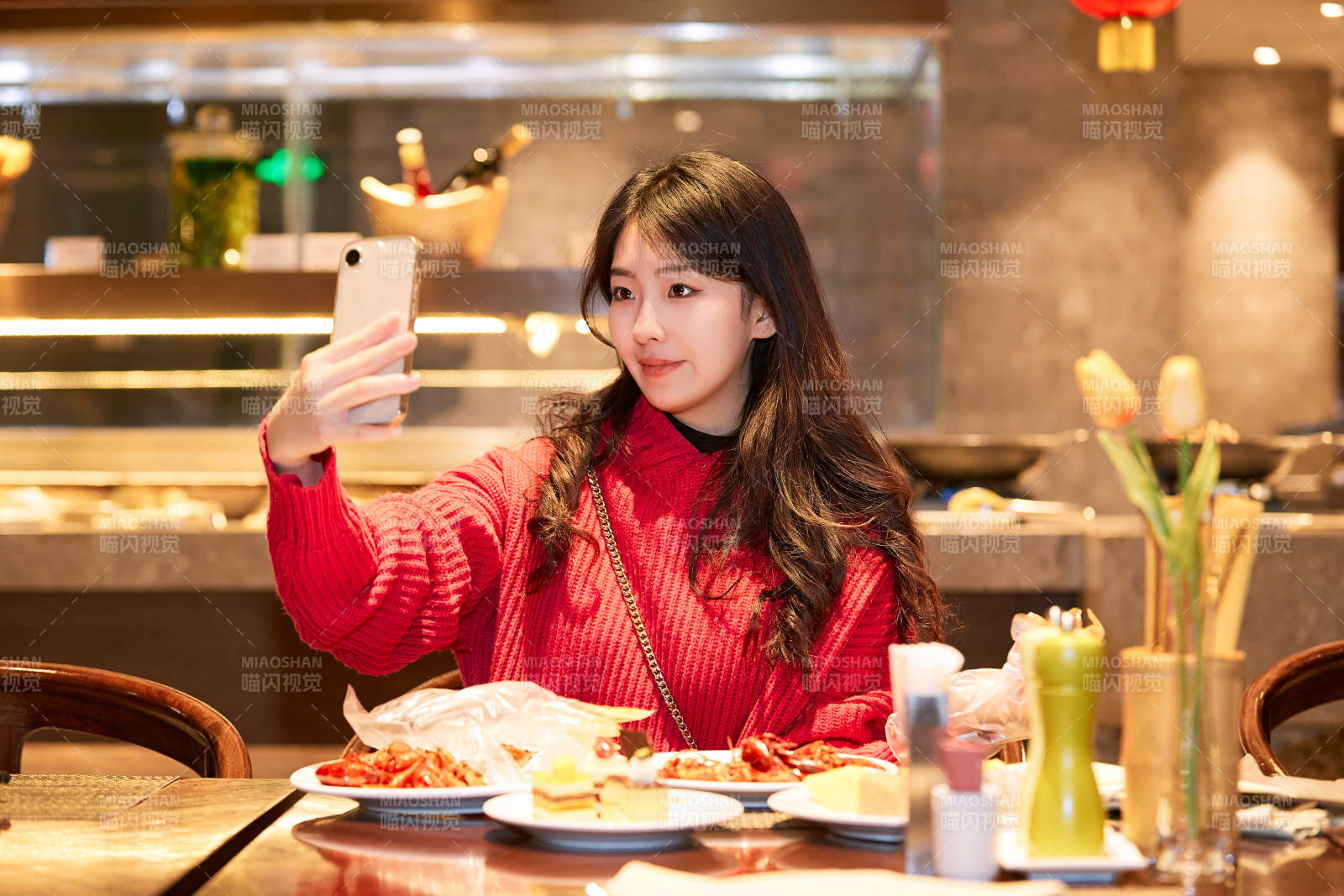 在酒店自助餐厅大吃特吃的可爱少女图片