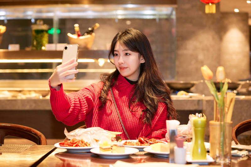 在酒店自助餐厅大吃特吃的可爱少女图片