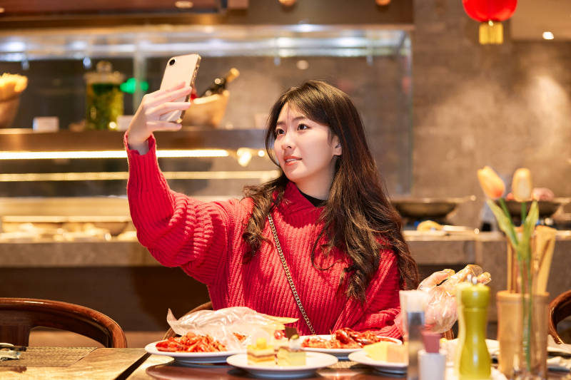 在酒店自助餐厅大吃特吃的可爱少女图片