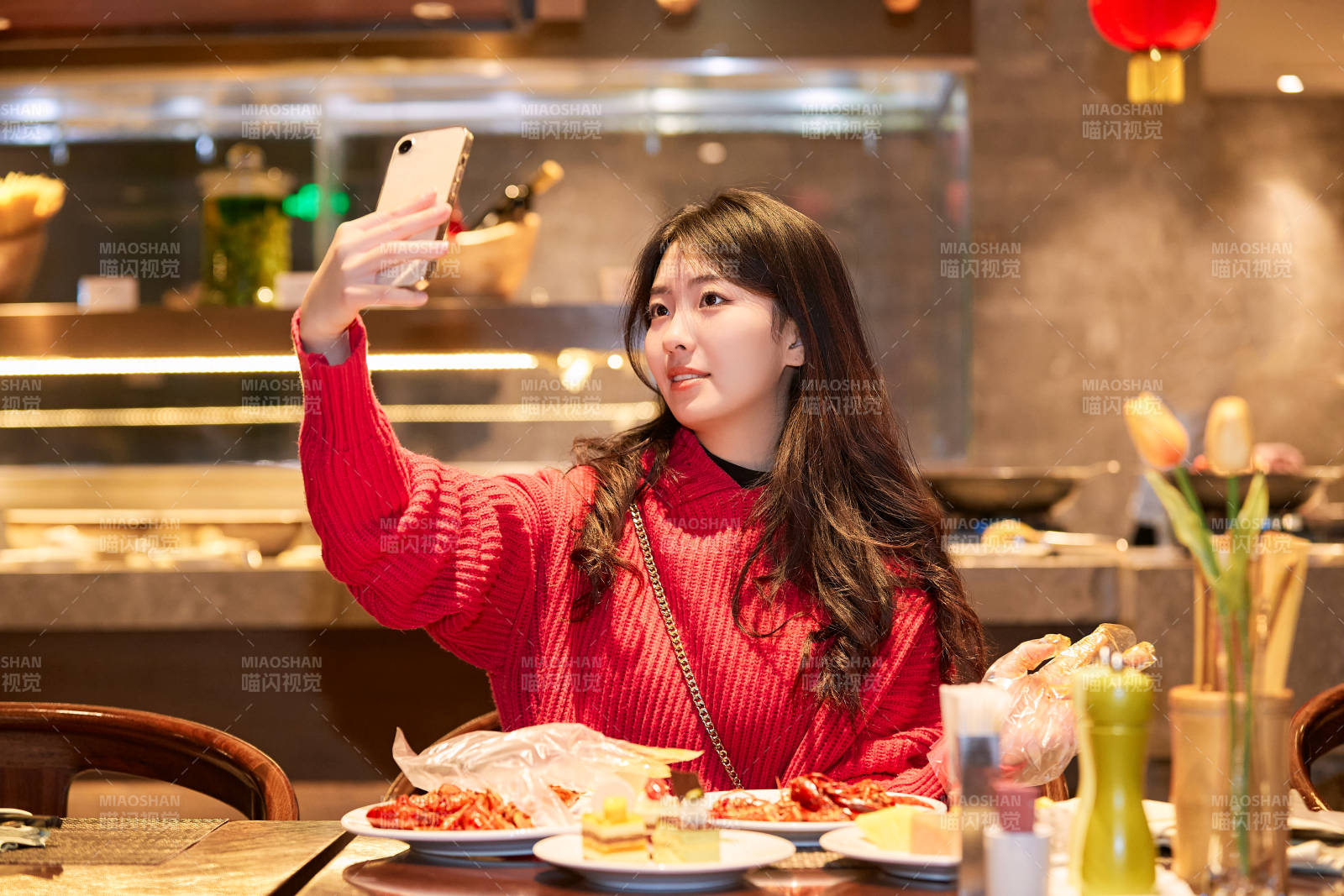 在酒店自助餐厅大吃特吃的可爱少女图片