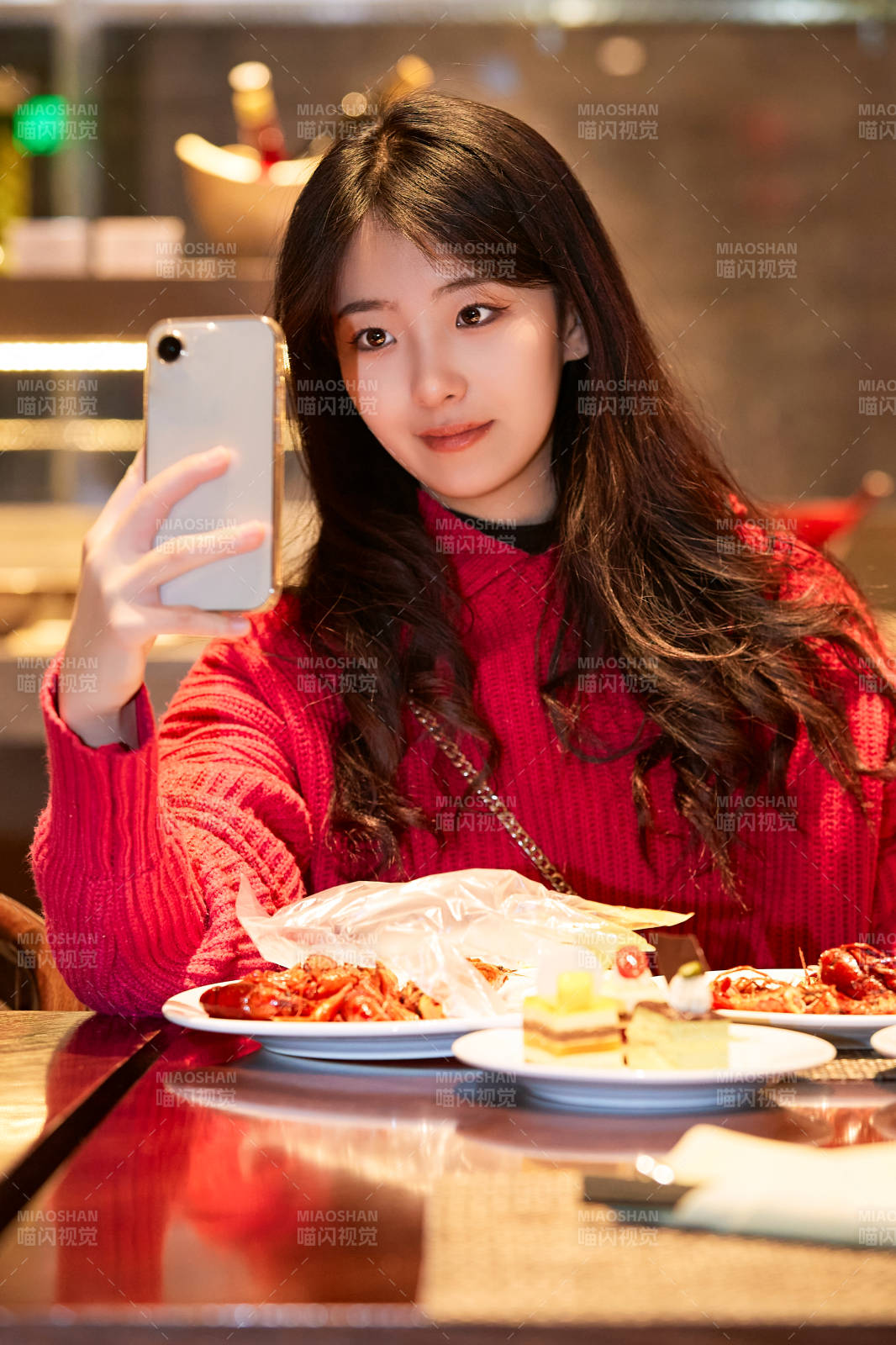 在酒店自助餐厅大吃特吃的可爱少女图片