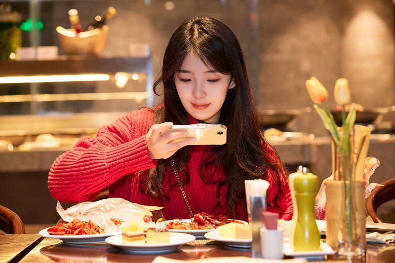 在酒店自助餐厅大吃特吃的可爱少女图片