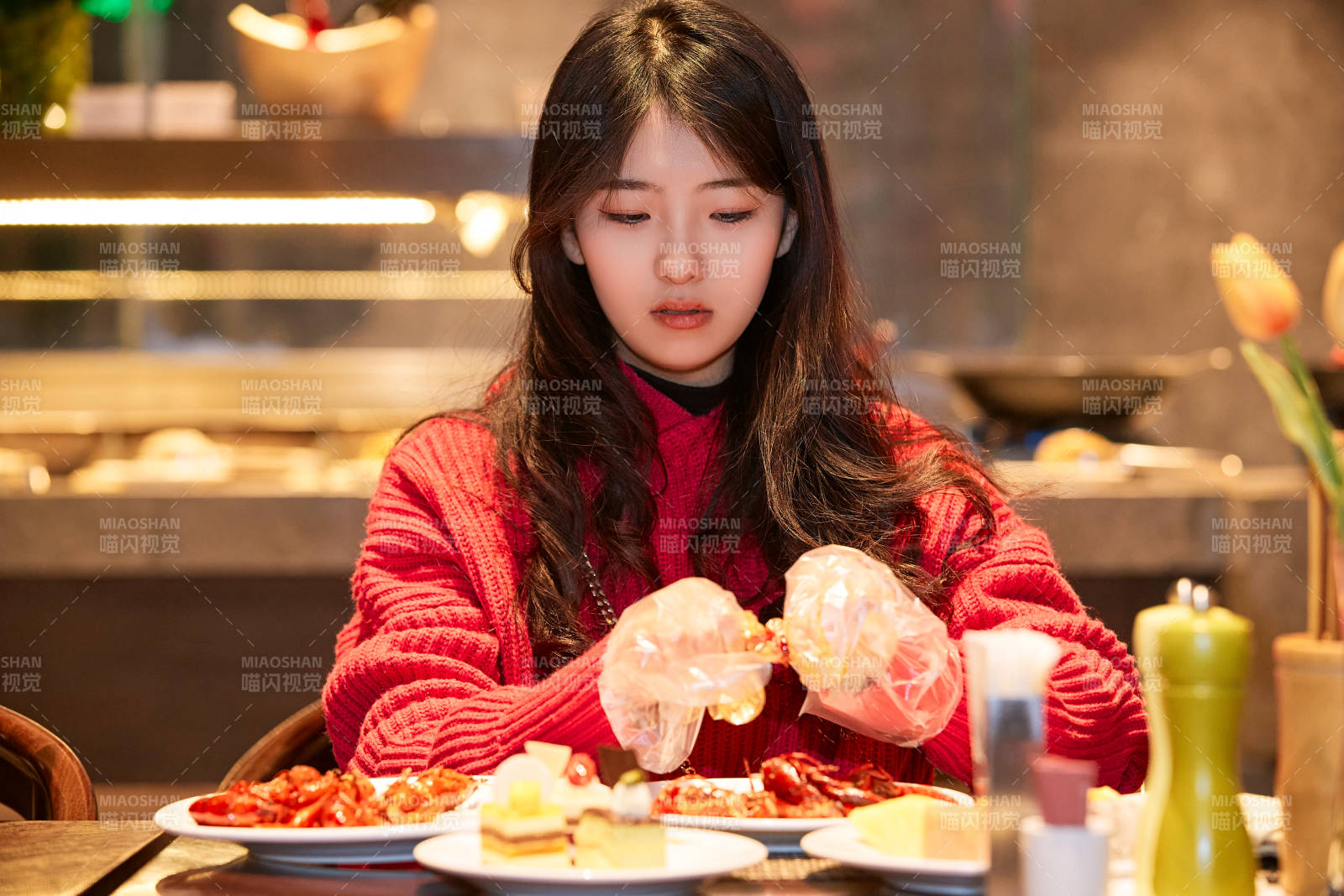 在酒店自助餐厅大吃特吃的可爱少女图片